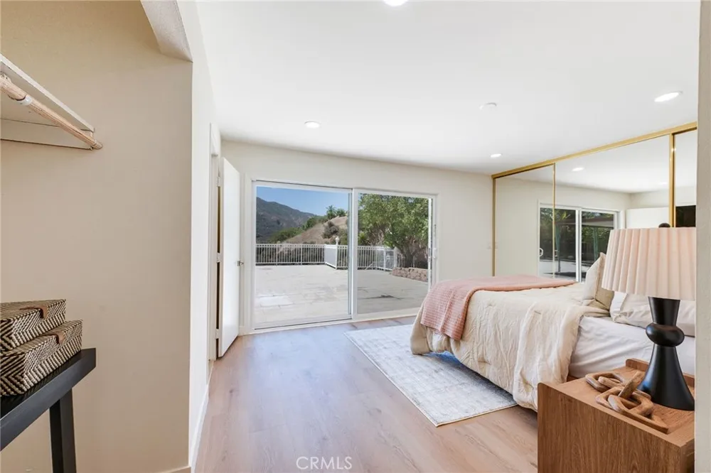 9257 La Shell Drive Tujunga, CA 91042