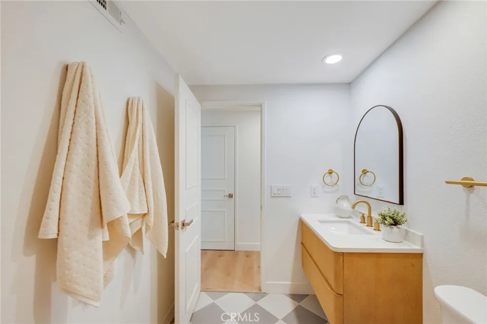 9257 La Shell Drive Tujunga, CA 91042