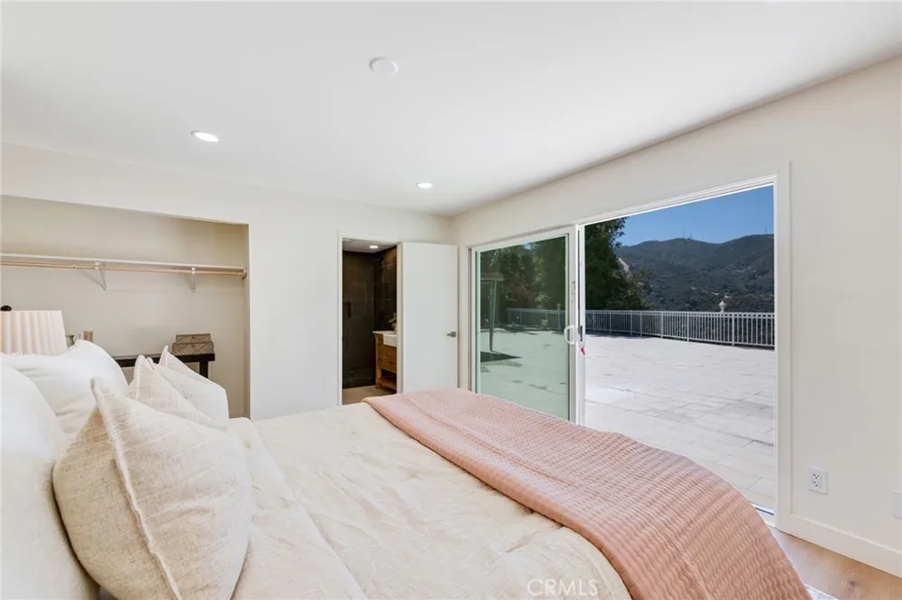 9257 La Shell Drive Tujunga, CA 91042