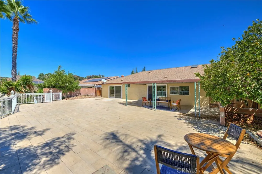 9257 La Shell Drive Tujunga, CA 91042
