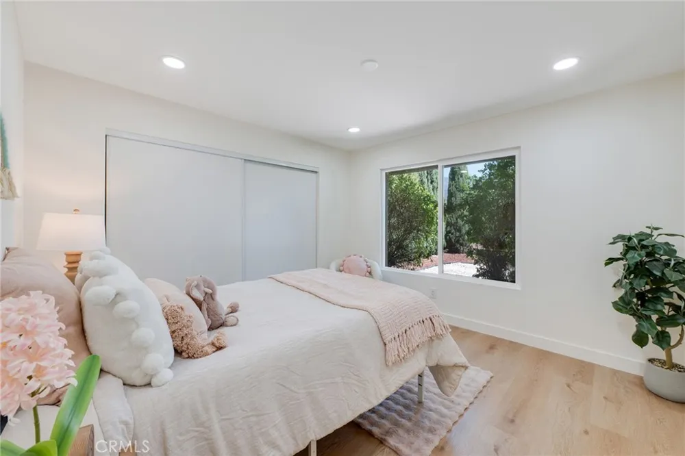 9257 La Shell Drive Tujunga, CA 91042