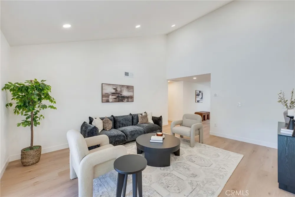 9257 La Shell Drive Tujunga, CA 91042