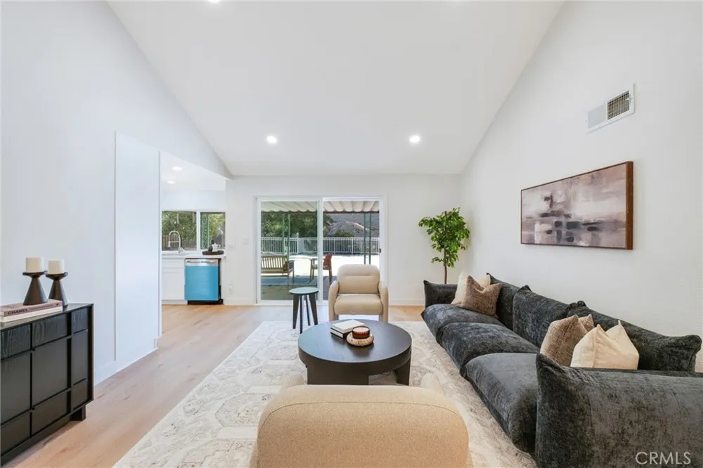 9257 La Shell Drive Tujunga, CA 91042