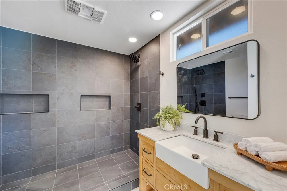 9257 La Shell Drive Tujunga, CA 91042