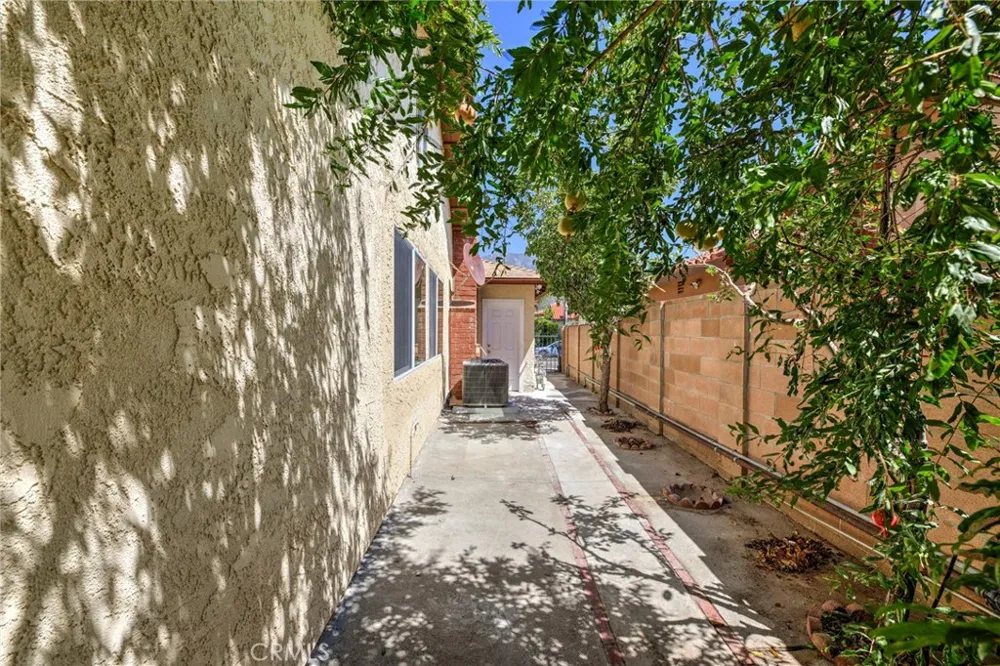 9257 La Shell Drive Tujunga, CA 91042