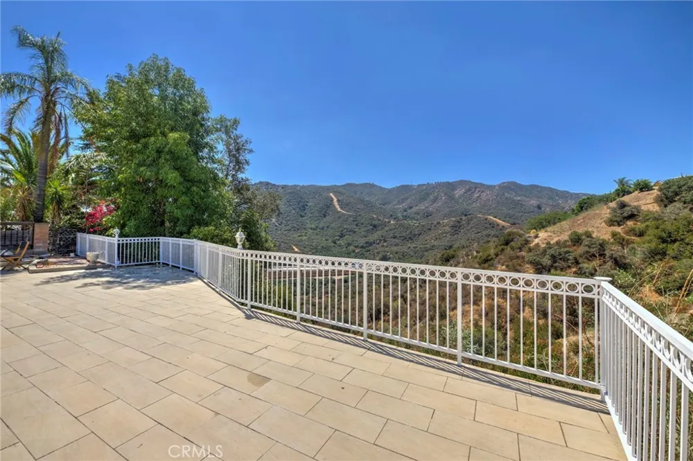 9257 La Shell Drive Tujunga, CA 91042