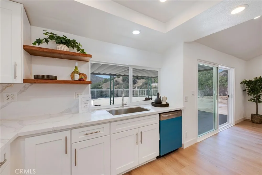 9257 La Shell Drive Tujunga, CA 91042