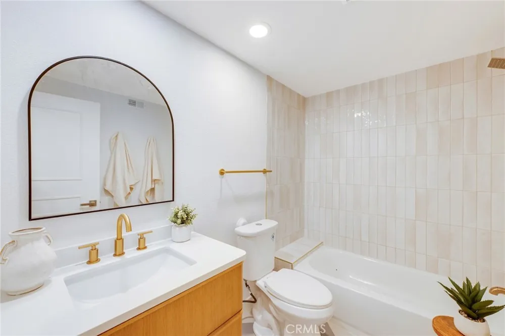 9257 La Shell Drive Tujunga, CA 91042