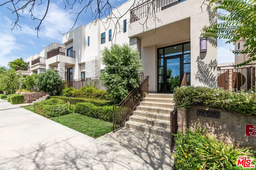 18723 Redwing Street Tarzana, CA 91356