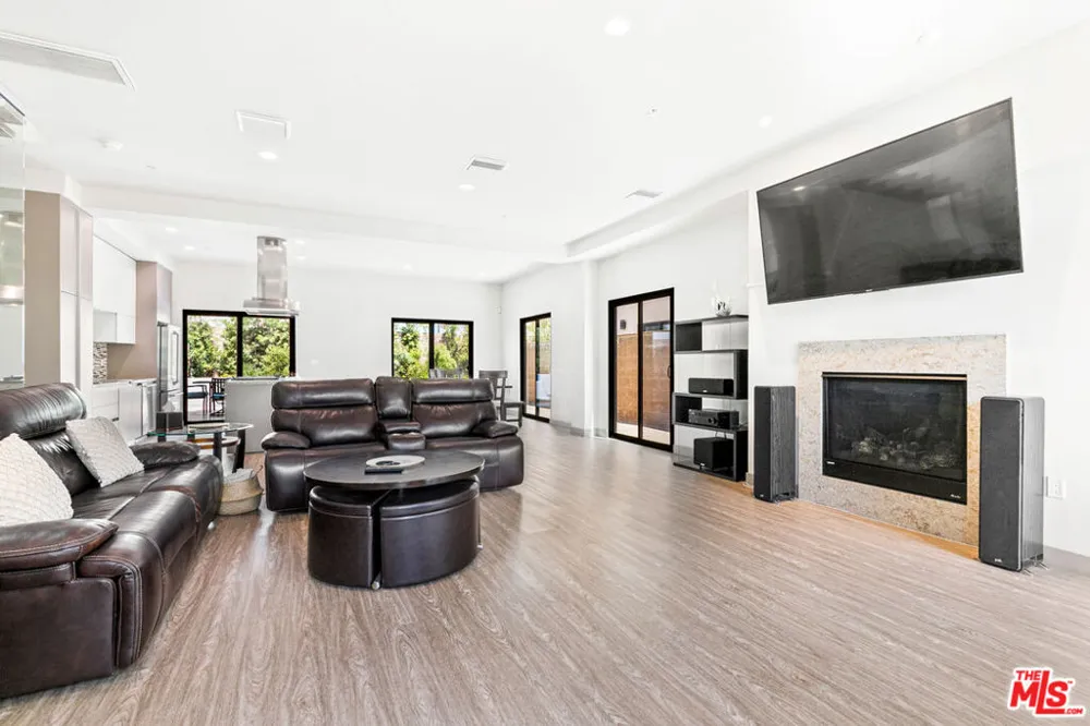 18723 Redwing Street Tarzana, CA 91356