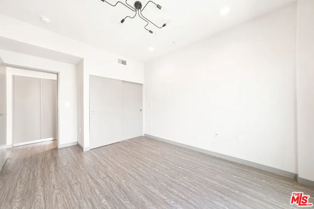 18723 Redwing Street Tarzana, CA 91356