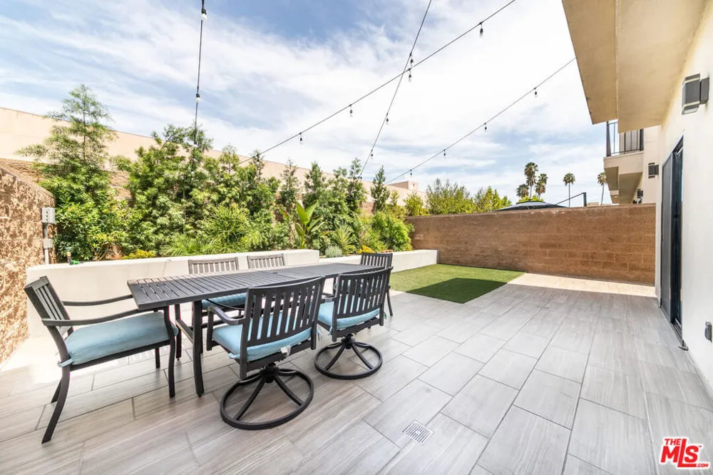 18723 Redwing Street Tarzana, CA 91356