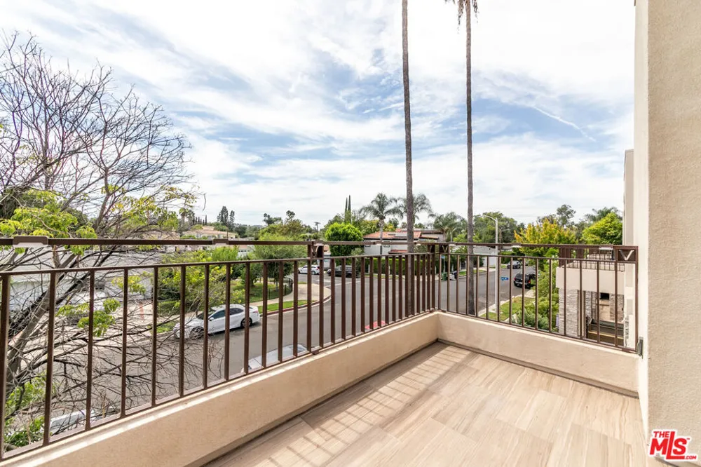18723 Redwing Street Tarzana, CA 91356