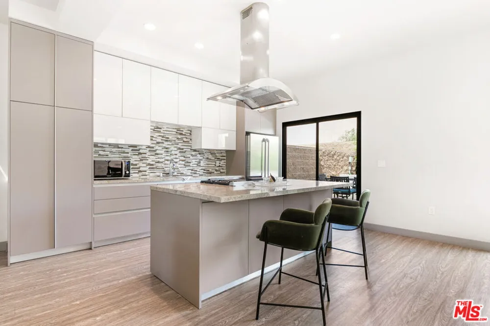 18723 Redwing Street Tarzana, CA 91356