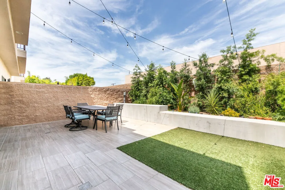 18723 Redwing Street Tarzana, CA 91356