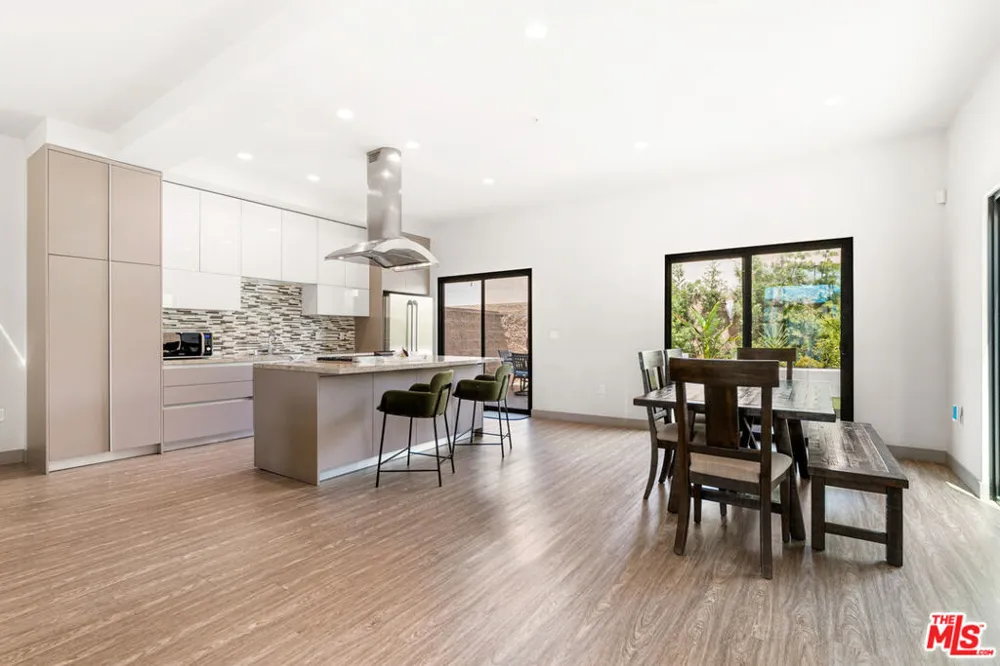 18723 Redwing Street Tarzana, CA 91356