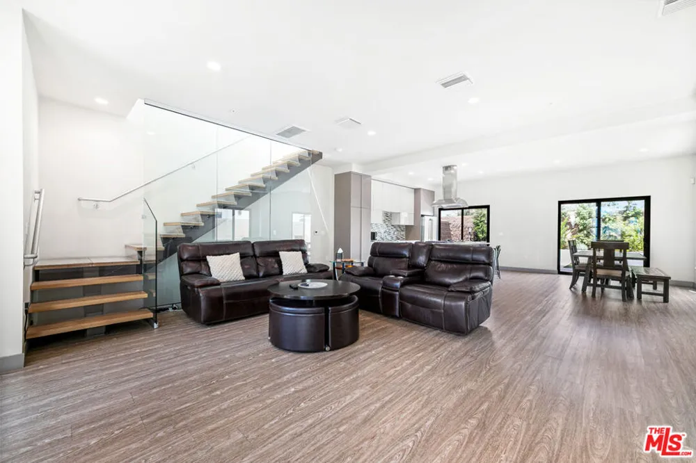 18723 Redwing Street Tarzana, CA 91356