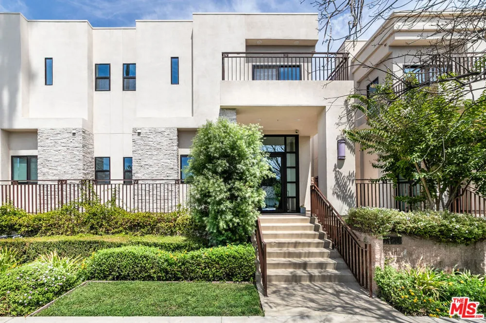 18723 Redwing Street Tarzana, CA 91356