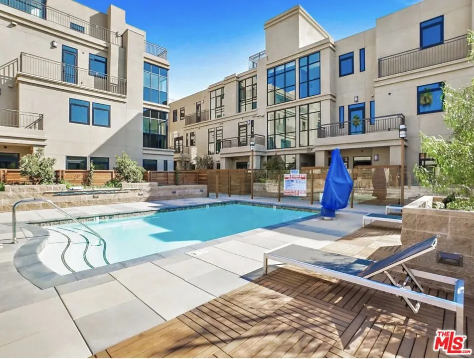 18723 Redwing Street Tarzana, CA 91356