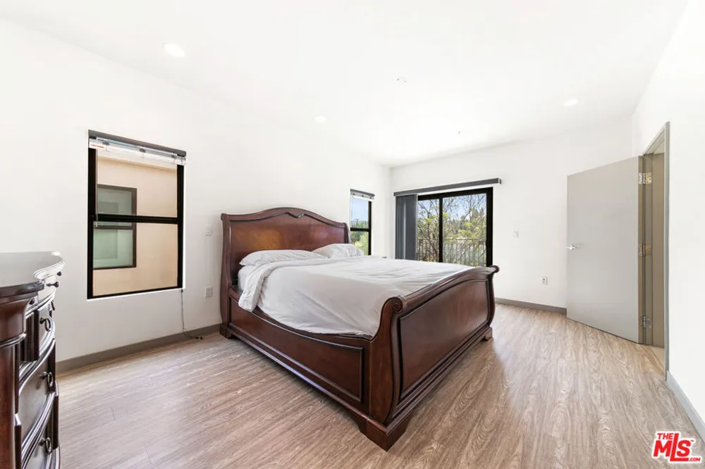 18723 Redwing Street Tarzana, CA 91356