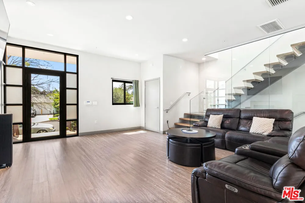 18723 Redwing Street Tarzana, CA 91356