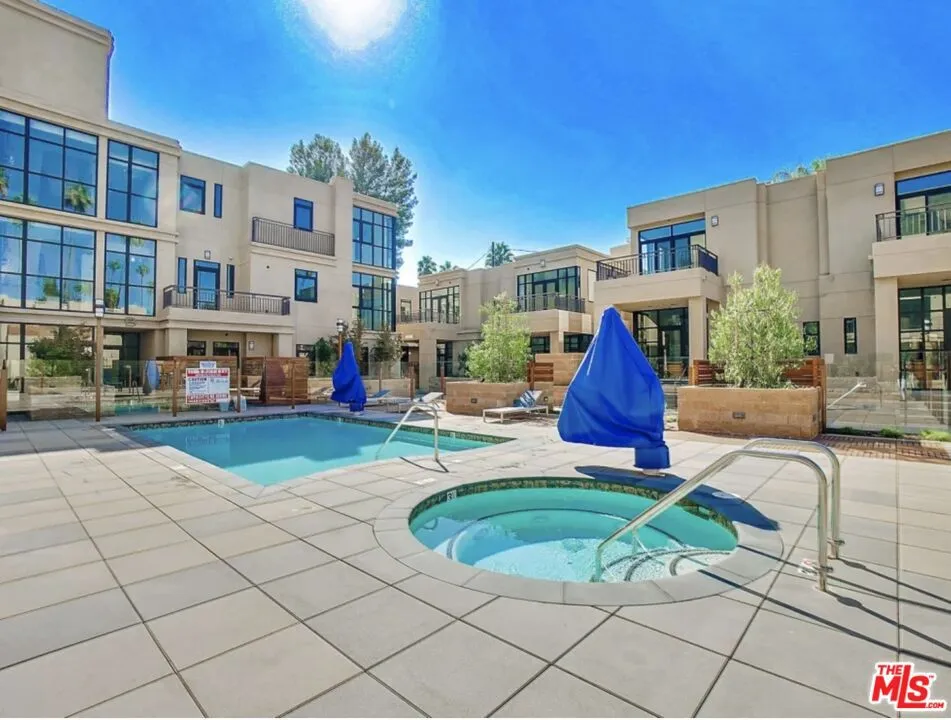 18723 Redwing Street Tarzana, CA 91356