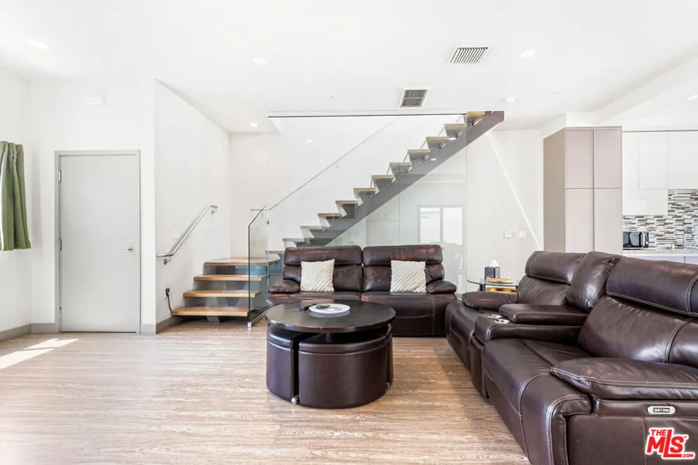 18723 Redwing Street Tarzana, CA 91356
