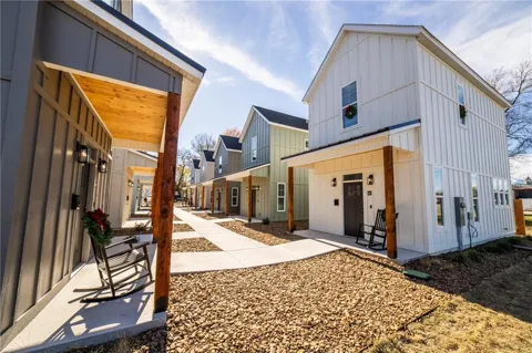 662 W Price Avenue
