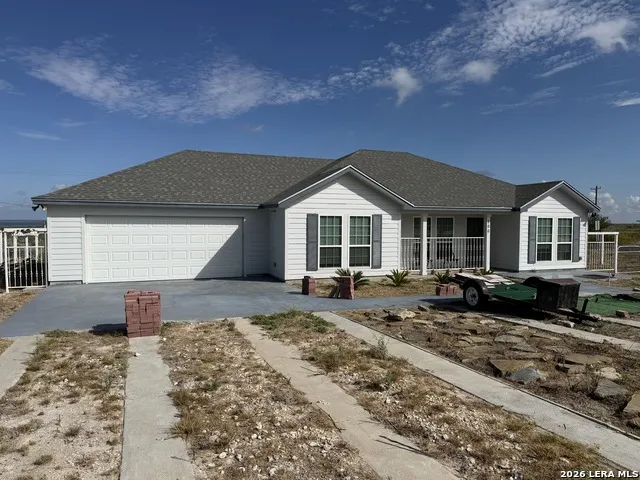 100 Lakeview Three Rivers, TX 78071