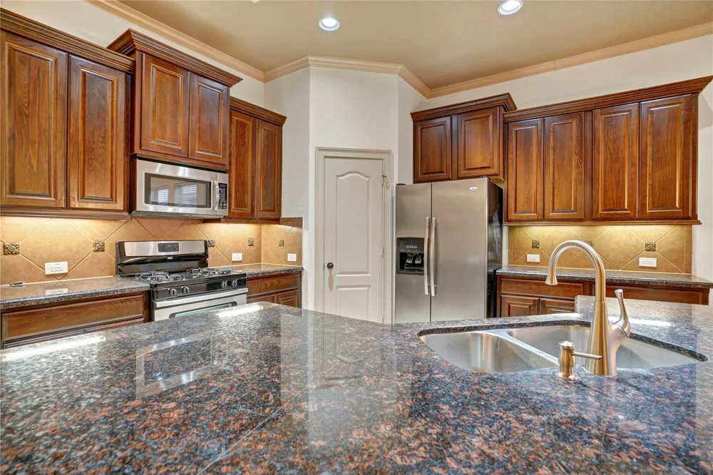 10 Tallgrass Way Spring, TX 77389