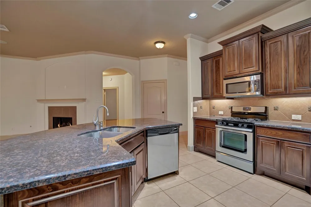 10 Tallgrass Way Spring, TX 77389