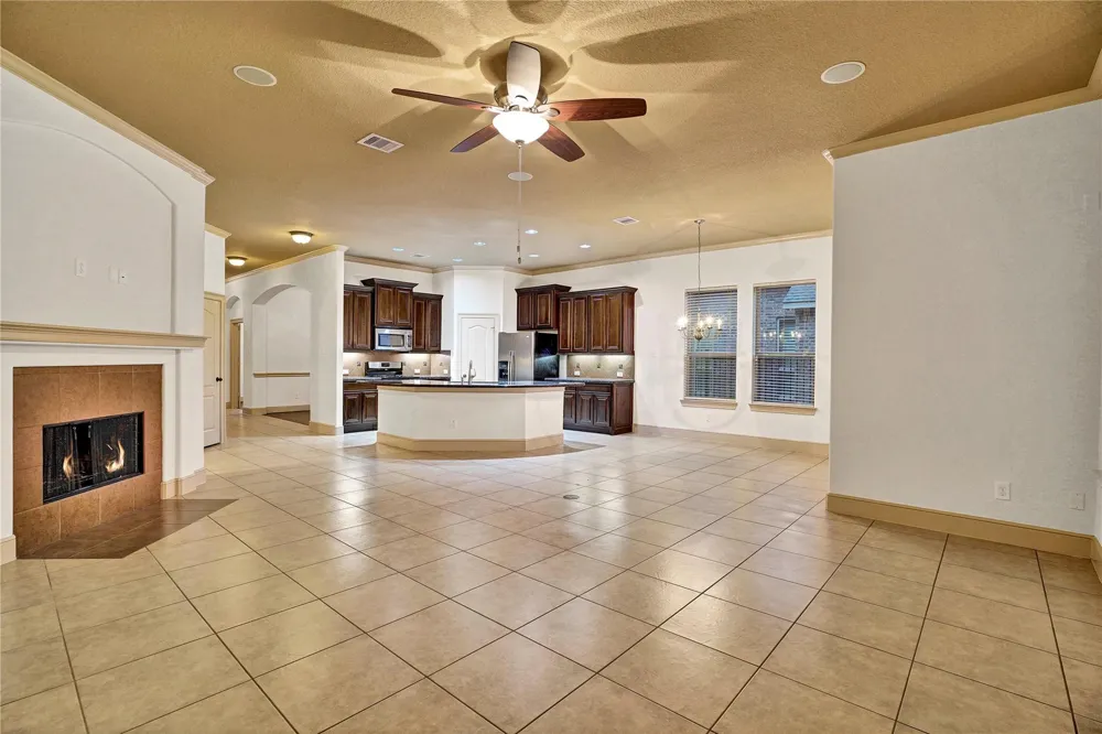10 Tallgrass Way Spring, TX 77389