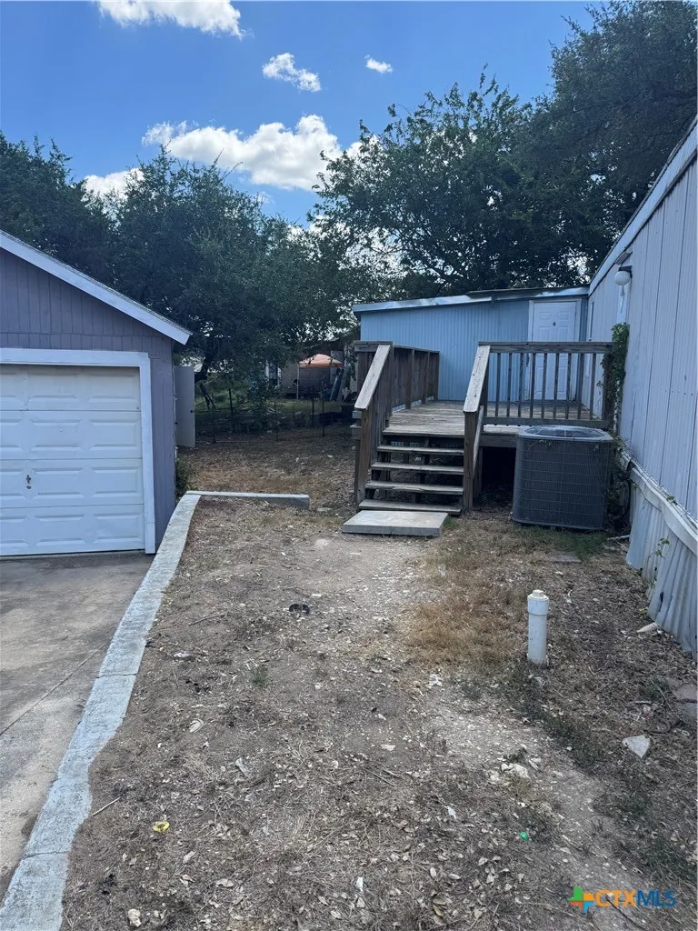 611 Flintstone Drive Canyon Lake, TX 78133
