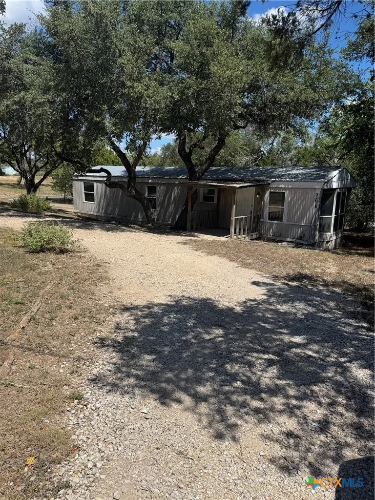 611 Flintstone Drive Canyon Lake, TX 78133