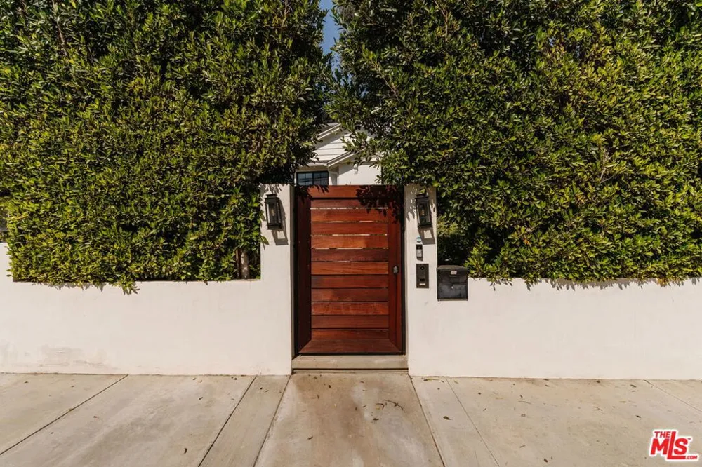 252 Kenter Avenue Los Angeles, CA 90049