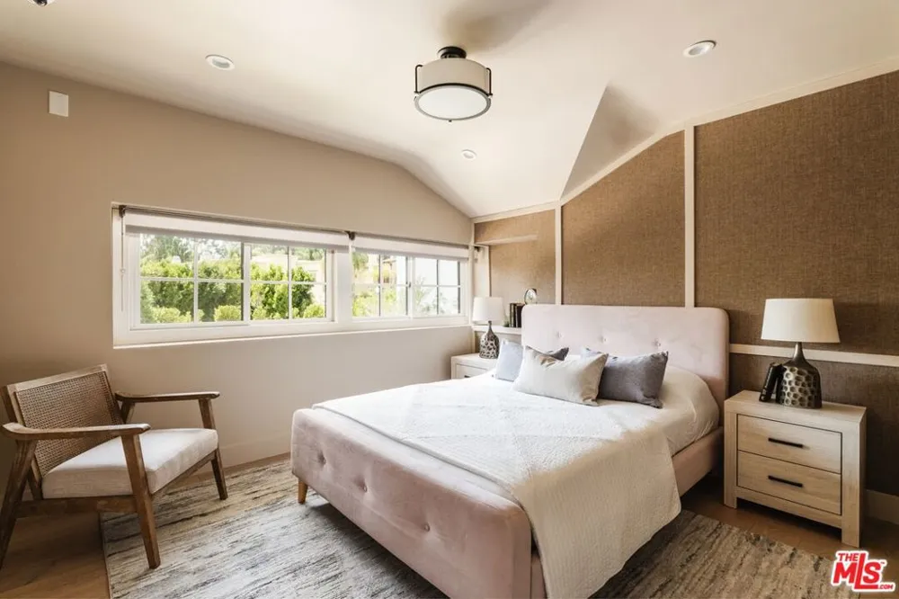 252 Kenter Avenue Los Angeles, CA 90049