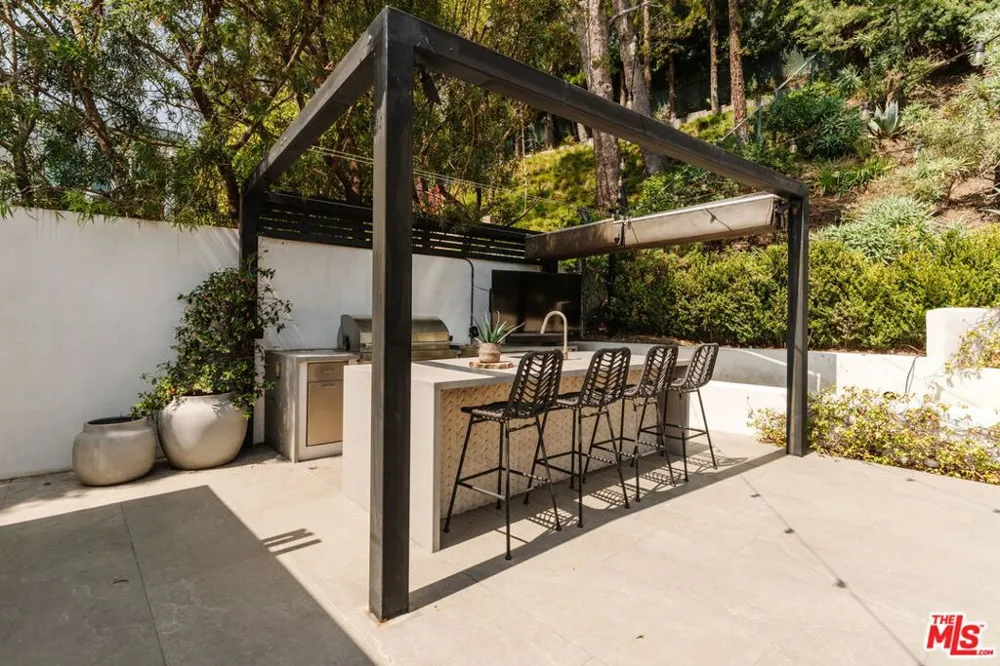 252 Kenter Avenue Los Angeles, CA 90049