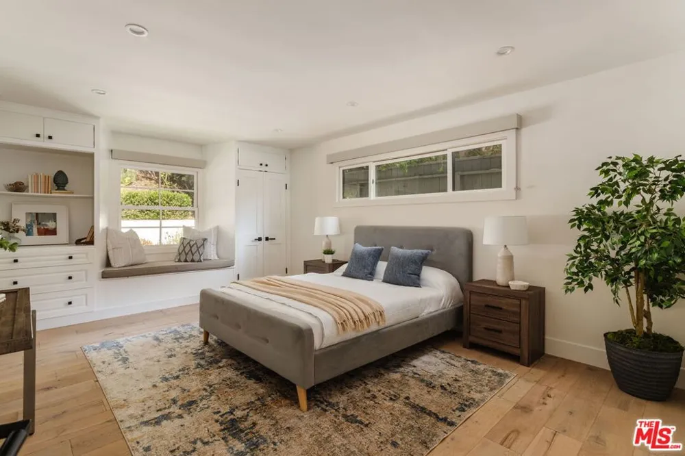 252 Kenter Avenue Los Angeles, CA 90049