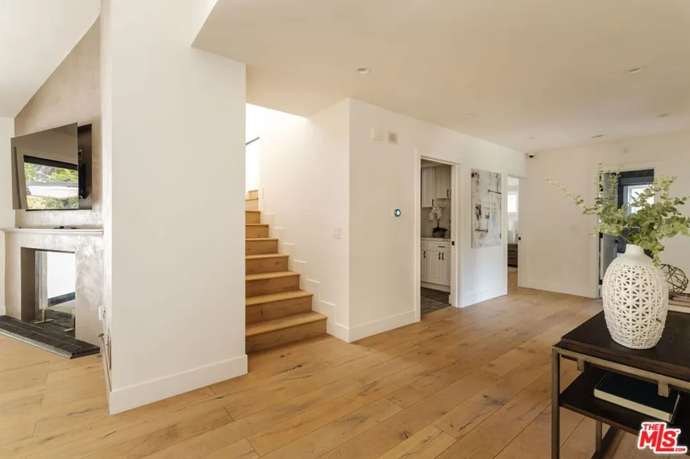 252 Kenter Avenue Los Angeles, CA 90049