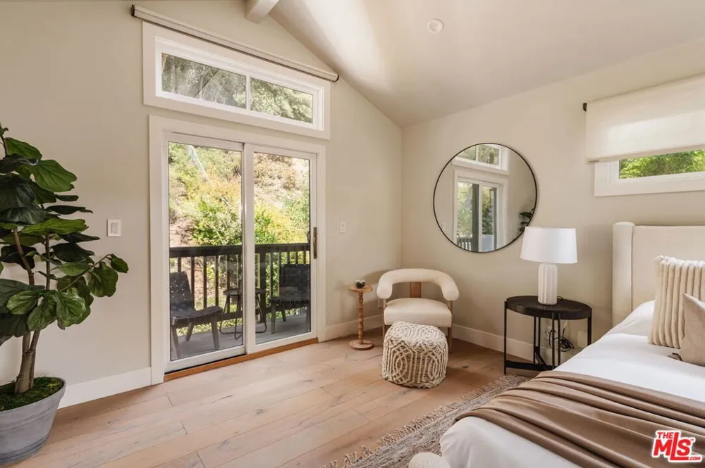 252 Kenter Avenue Los Angeles, CA 90049