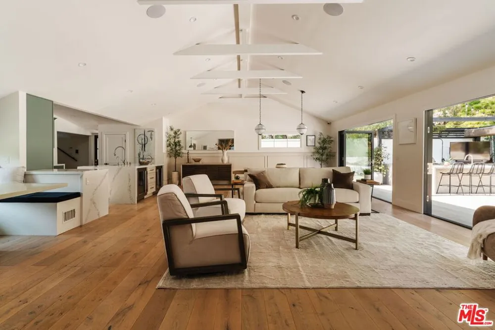 252 Kenter Avenue Los Angeles, CA 90049