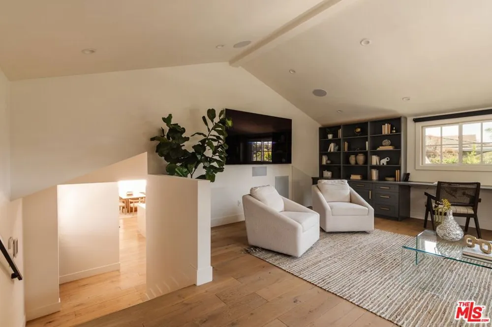 252 Kenter Avenue Los Angeles, CA 90049