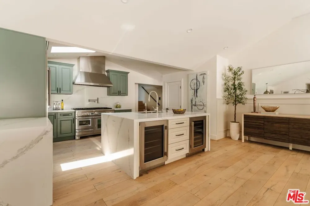 252 Kenter Avenue Los Angeles, CA 90049