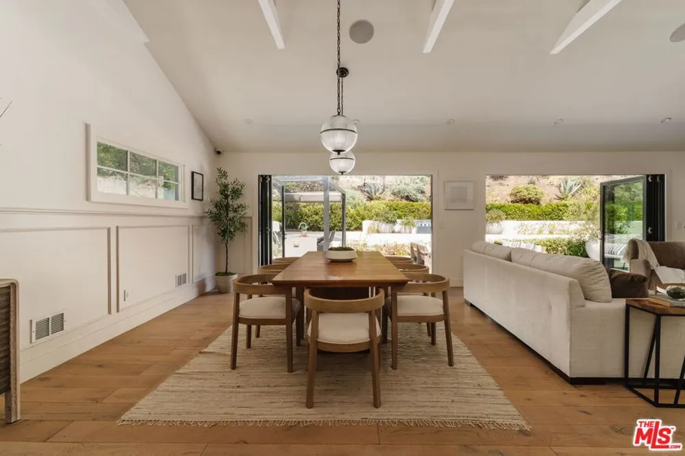 252 Kenter Avenue Los Angeles, CA 90049