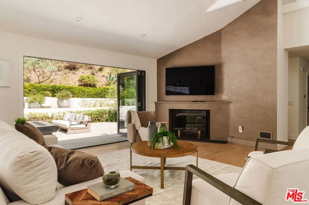 252 Kenter Avenue Los Angeles, CA 90049