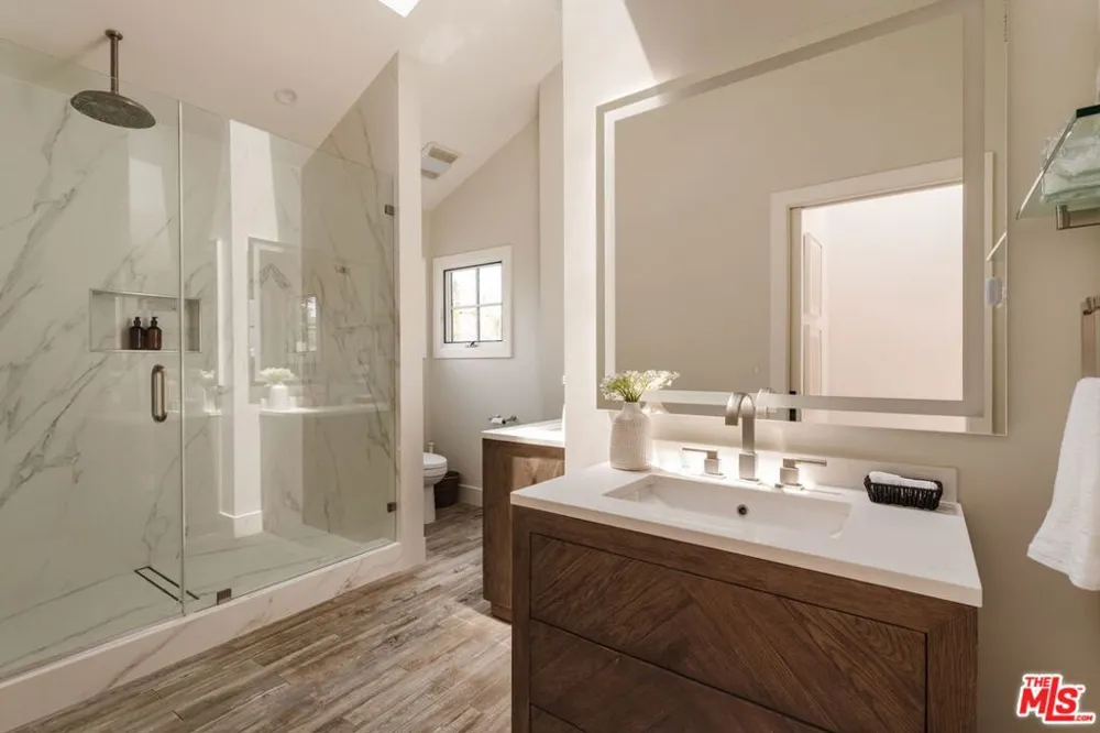 252 Kenter Avenue Los Angeles, CA 90049