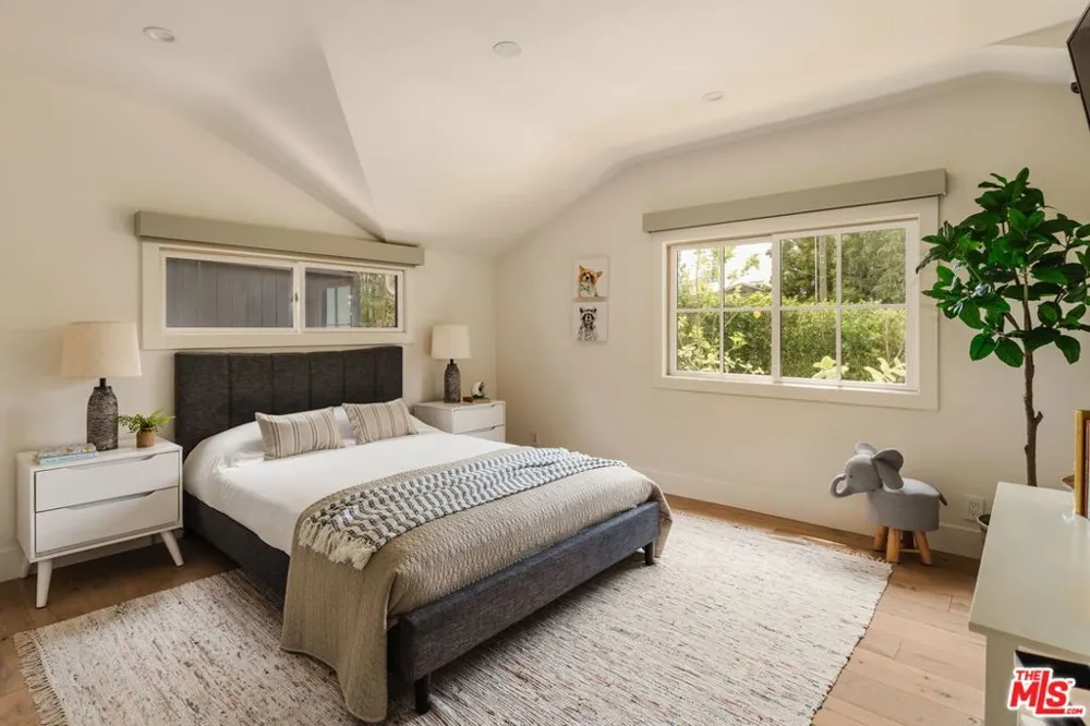 252 Kenter Avenue Los Angeles, CA 90049