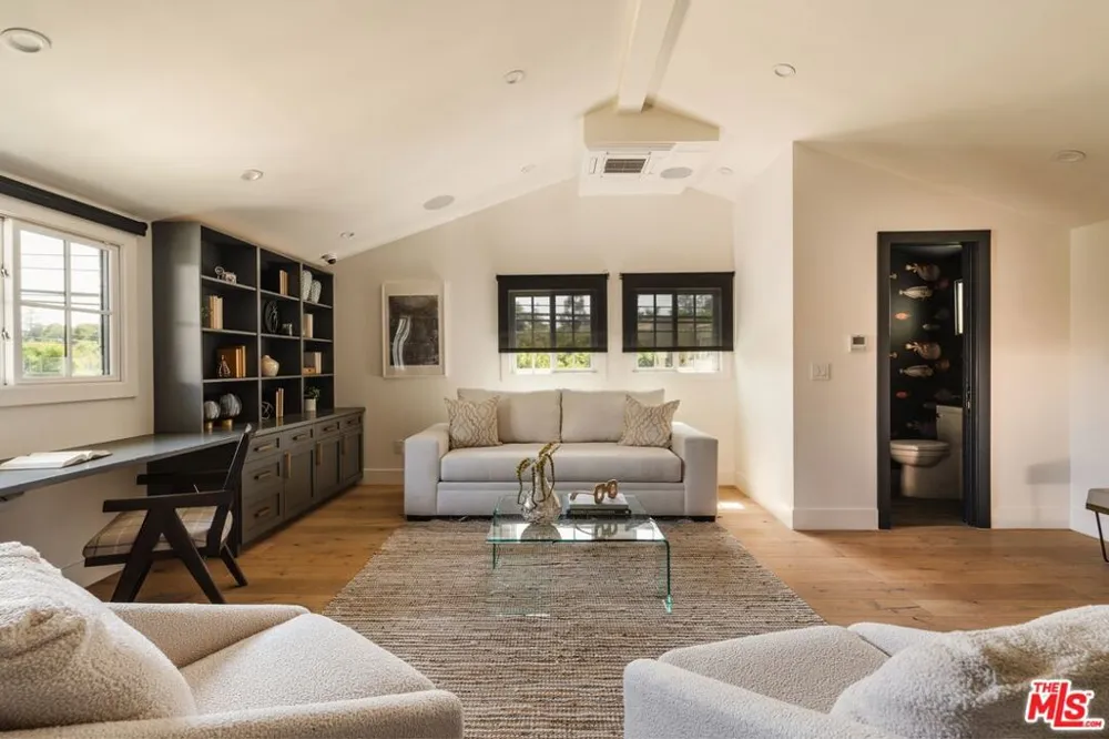252 Kenter Avenue Los Angeles, CA 90049
