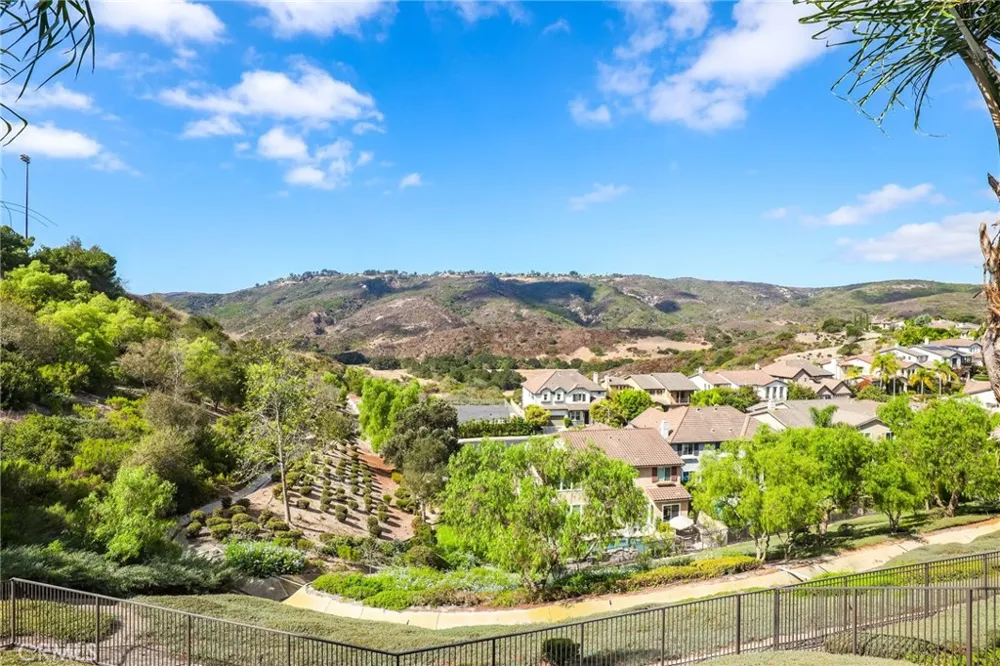33 Glittering Sky Aliso Viejo, CA 92656