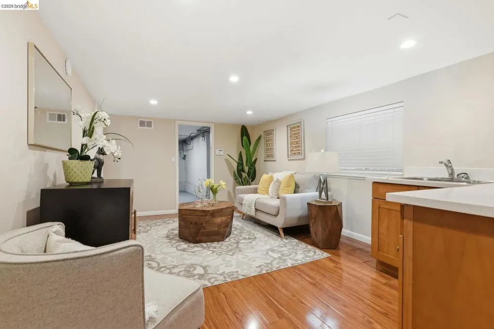 560 45th ST Oakland, CA 94609
